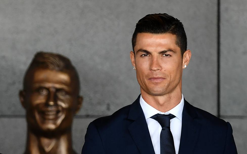 Un semplice calciatore? Certamente no. A Madeira, la piccola isola suu cui  nato, Cristiano Ronaldo  semplicemente un eroe, tanto che l&#39;aeroporto  stato proprio rinominato e dedicato proprio al 4 volte Pallone d&#39;Oro. Afp